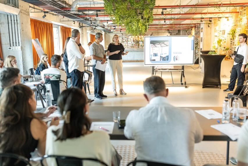 Founders presenting a venture case to peers and mentors in a workshop session.