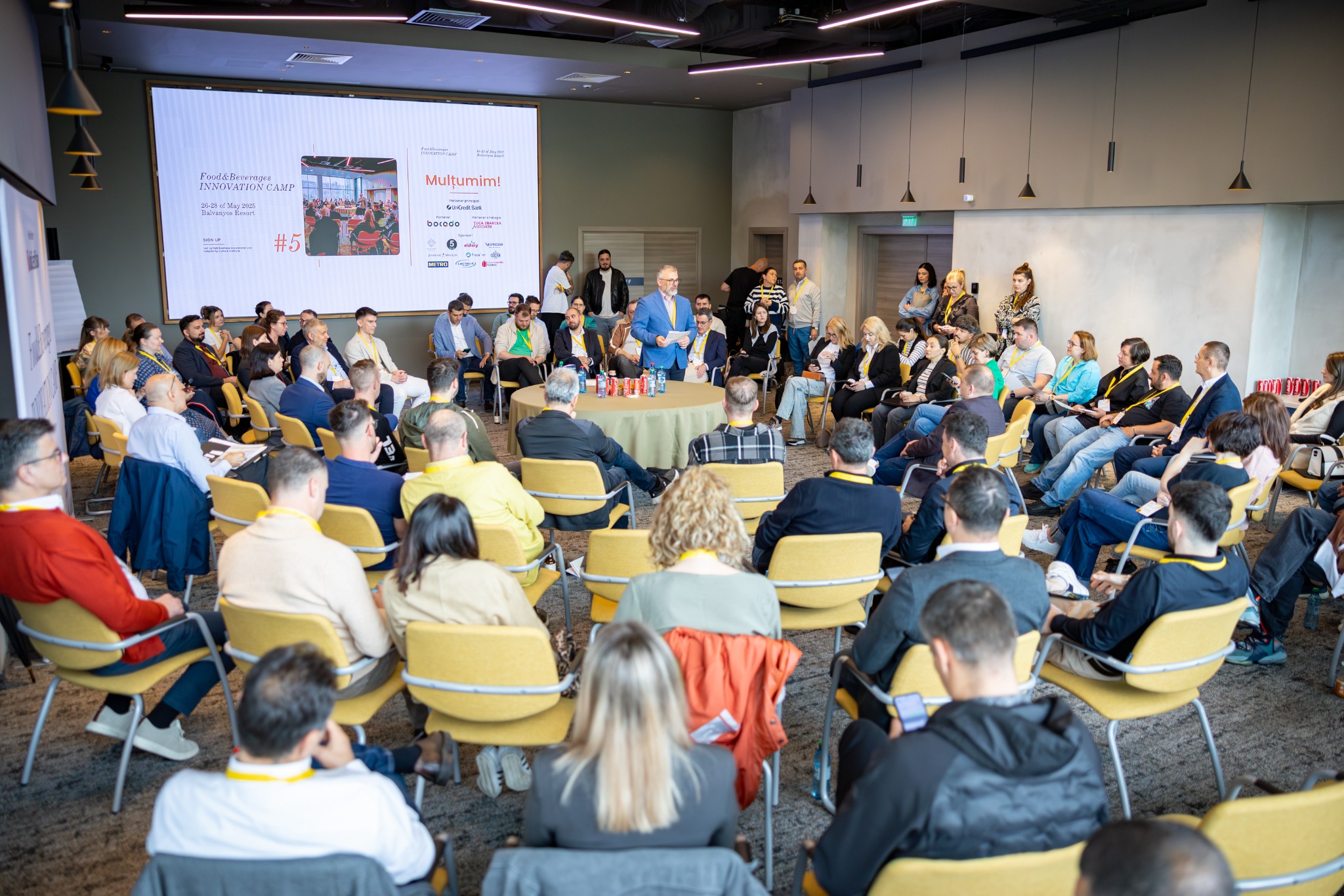 Discuție în cerc la Innovation Camp